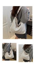 Vue détaillée du grand sac cabas en toile rayée montrant la texture et la bandoulière