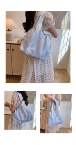 Détail du sac cabas bleu clair avec broderie florale et ruban en dentelle fine