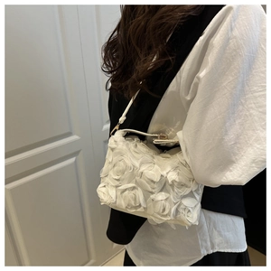 Détail du sac bandoulière blanc à fleurs 3D avec décorations de roses en organza