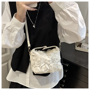 Détail de la texture de rose 3D sur un sac à main de soirée blanc pour mariée