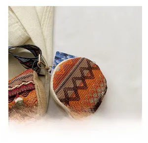 Détail d'une mini pochette brodée bohème avec motifs géométriques et fermoir doré chic