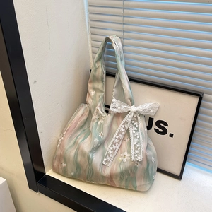 Sac fourre-tout artistique avec imprimé marbre vert, broderie florale et nœud en dentelle