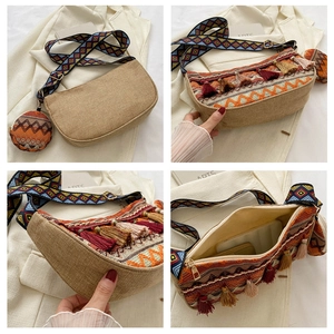 Détails du sac bandoulière ethnique beige avec pompons colorés et sangle jacquard
