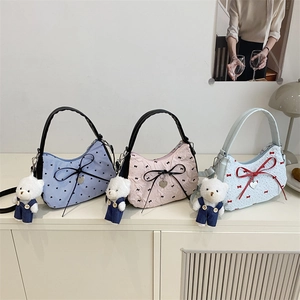 Sac À Épaule Sous L'aisselle Pour Femmes Tissu Noeud Papillon Imprimé Cœur Sac À Main Doux Avec Pendentif Cœur Et Porte-Clés Ours