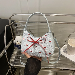 Sac fourre-tout bleu clair à bulles avec nœuds rouges et charm ours mignon