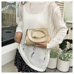 Vue détaillée du mini sac carré champagne doré avec anneau métallique et chaîne