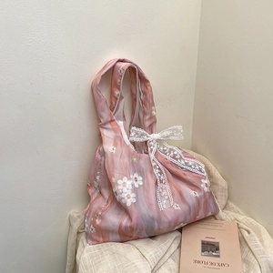 Sac cabas rose tie-dye avec broderies florales et un grand nœud en dentelle