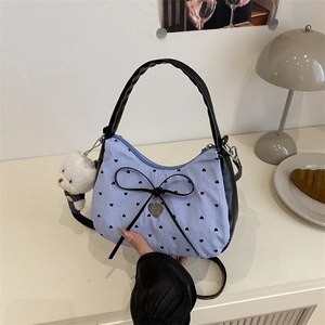 Sac sous le bras à rayures bleues avec imprimés cœurs noirs et nœud décoratif