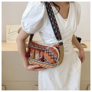 Détail du sac bohème tissé coloré avec bandoulière géométrique et breloques à glands