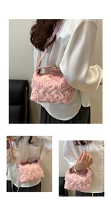 Détail de la texture florale rose 3D sur le sac à main élégant pour soirée chic