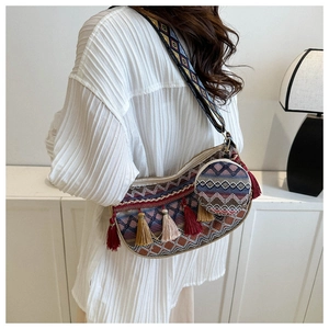 Détail d'un sac bohème tissé coloré avec des franges et une bandoulière à motif ethnique