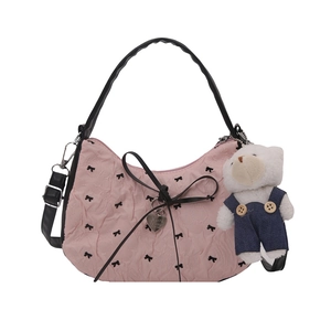 Sac à main croissant rose avec motifs nœuds noirs, pendentif cœur et peluche d'ours