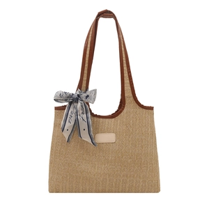 Bolso tote de paja tejida con asas de cuero marrón y pañuelo decorativo de seda París