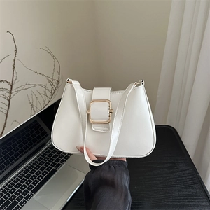 Borsa sottospalla minimalista in pelle crema con fibbia dorata e tracolla sottile