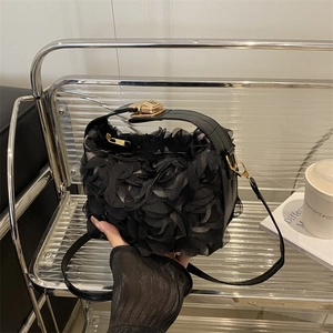 Pochette de soirée noire avec fleurs en dentelle 3D et détails dorés pour mariages chic