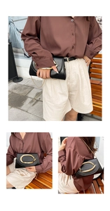Détails du sac en cuir noir porté en bandoulière et pochette à main sophistiquée