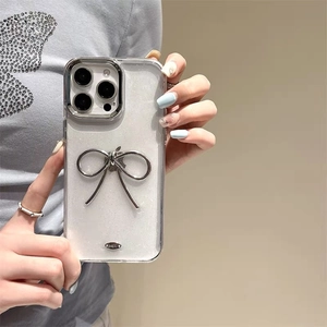 Detailansicht der glitzernden iPhone Hülle mit 3D-Silberschleife und Kameraschutz