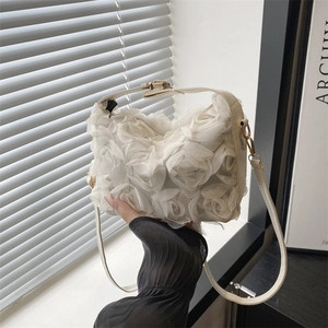 Sac coquille blanc à fleurs 3D avec détails dorés et bandoulière pour femme