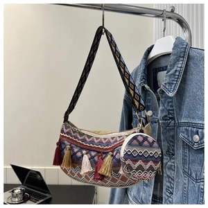 Détail du sac bohème tissé avec des glands colorés et une large bandoulière à motifs