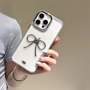 Glitzernde weiße iPhone-Hülle mit großer 3D-Silberschleife und Happy-Metallemblem