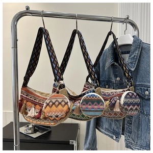 Détails de sacs à main tissés bohèmes avec pompons colorés et bandoulière jacquard