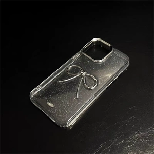 Nahaufnahme der silbernen Schleife und Glitzer-Finish auf der iPhone-Hülle
