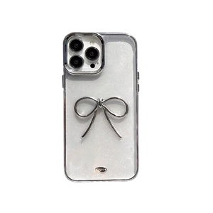 Glitzernde weiße iPhone-Hülle mit silberner Metallschleife und Schutzrand für 15 Plus
