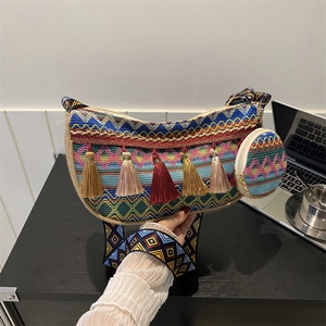 Sac bandoulière tissé bohème avec pampille et large bandoulière géométrique