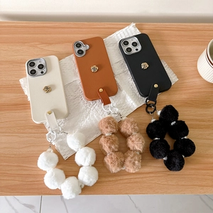 Elegante iPhone-Lederhülle mit Kamelienblüte und weichem Plüsch-Pompon-Armband