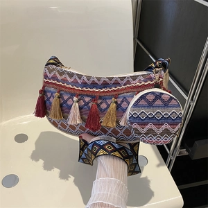 Sac à bandoulière tissé ethnique avec motifs géométriques colorés et longues franges