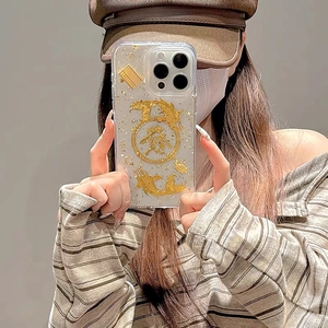 Détail de coque carpe koi de Nouvel An avec feuille d'or et finition résine