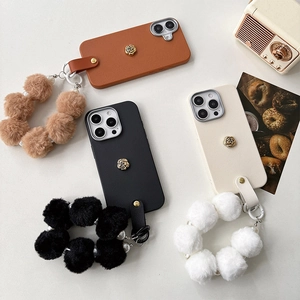 Elegante Camellia iPhone Hülle mit einer flauschigen Handschlaufe und Lederoptik