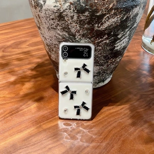 Detailansicht der luxuriösen Galaxy Z Flip Hülle mit schwarzen Schleifen und Kristallen