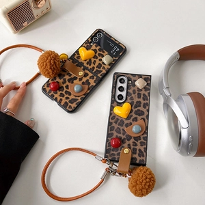 Custodia Samsung Galaxy Z Flip leopardata con pompon di peluche e cinturino a cuore