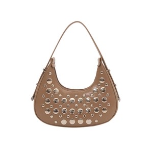 Borsa a mezzaluna in pelle marrone con borchie argentate e manico sottile da donna
