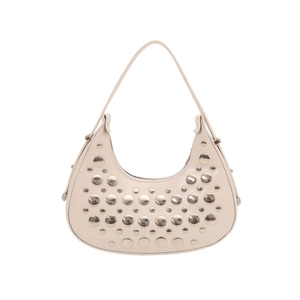 Sac sous le bras demi-lune en cuir beige avec rivets argentés sur fond blanc épuré