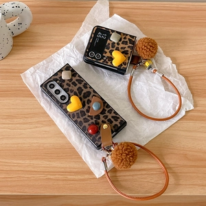 Custodia leopardata per Samsung Z Flip con cuore 3D e cinturino a pompon morbido