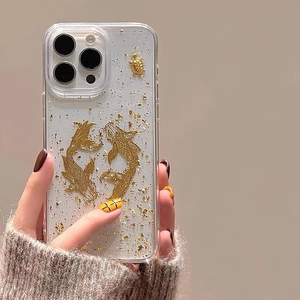Gros plan d'une carpe koi dorée et tortue avec feuilles d'or dans une coque iPhone