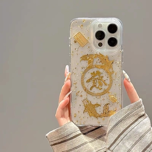 Détail de coque iPhone avec carpe koi dorée 3D, boulier et symbole de richesse