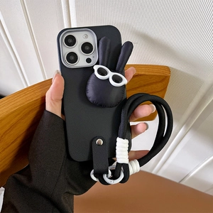 Schwarze iPhone 16 Pro Max Hülle mit Plüschwelpen, Sonnenbrille und Handschlaufe