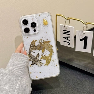 Détail de la coque iPhone avec flocons de feuilles d'or, motifs de carpes koï et charme tortue