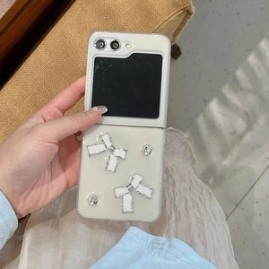Nahaufnahme der glitzernden Klapphülle mit 3D-Schleifen und Strass für Samsung Z Flip
