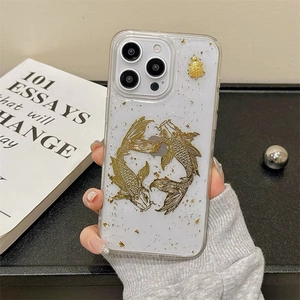 Détail de la coque iPhone avec carpes koi dorées, feuilles d'or et petit charme de tortue 3D