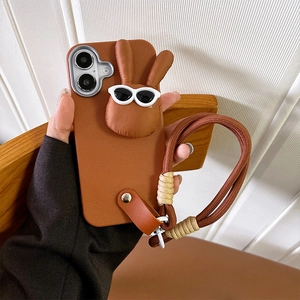 Nahaufnahme der braunen iPhone Lederhülle mit Sonnenbrille-Hündchen und Handschlaufe