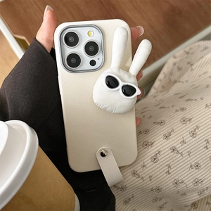 Cremeweiße iPhone-Hülle mit 3D-Plüschhase mit Sonnenbrille und praktischer Trageschlaufe im Detail