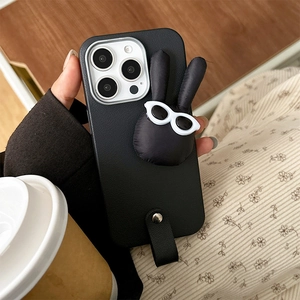 Detailaufnahme einer schwarzen iPhone-Hülle mit 3D-Hase mit Sonnenbrille und Band