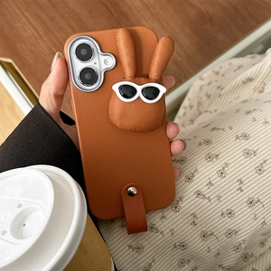 Braune iPhone-Hülle in Lederoptik mit 3D-Sonnenbrillen-Hase und praktischer Handschlaufe