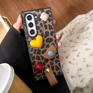 Dettaglio cover leopardata con decoro a cuore 3D e cinturino in pelle per Samsung Z Flip