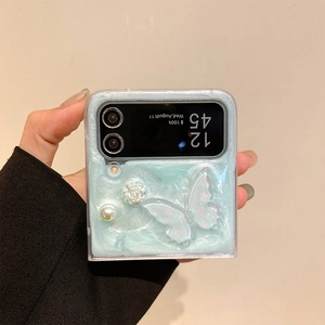 Dettaglio della custodia Z Flip glitter azzurro con farfalla 3D e decoro di perle