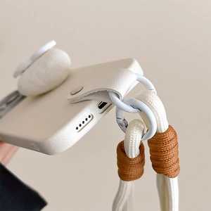 Detailaufnahme der Lanyard-Befestigung der iPhone-Hülle und des süßen Welpenzubehörs